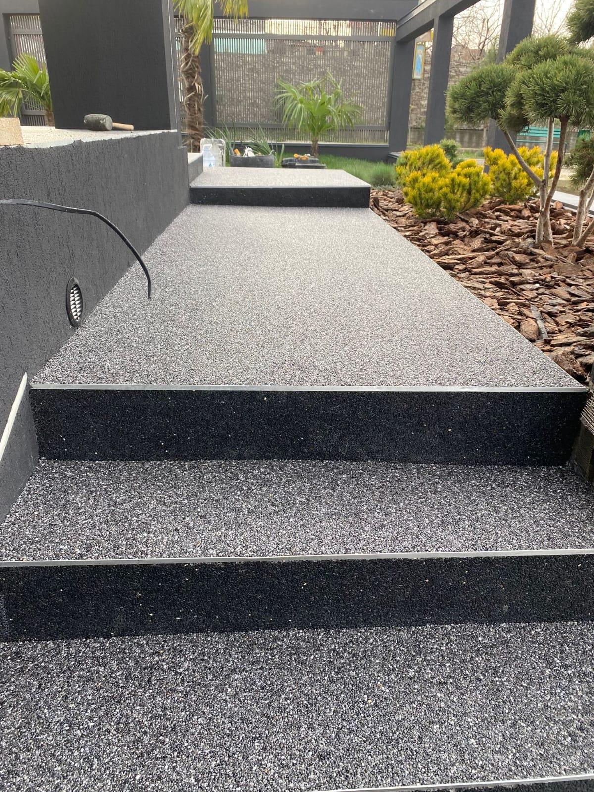 Steinteppich Boden nach Fertigstellung durch Gadiac Design – Bodenleger Service Pirmasens Umgebung